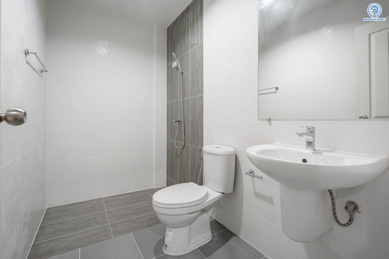 บ้านมือสองตกแต่งใหม่ ดีไซน์สวย ม.วิสต้าปาร์ค รัชดา-รามอินทรา เนื้อที่ 22.3 ตร.ว. ฟังก์ชัน 4 ห้องนอน 4 ห้องน้ำ จอดรถได้ 2 คัน รองรับทุกกิจกรรม บนทำเลเชื่อมต่อหลายเส้นทาง อาทิ ถนนประเสริฐมนูกิจ และถนนนวมินทร์ ใกล้รถไฟฟ้าสายสีชมพู "สถานีนพรัตน์" และจุดขึ้นทางด่วน "รามอินทรา"